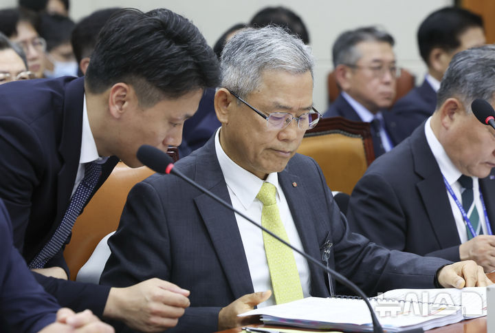 [서울=뉴시스] 김근수 기자 = 김동철 한국전력공사 사장이 19일 오전 서울 여의도 국회에서 열린 기후에너지환경노동위원회 국정감사에서 서류를 검토하고 있다. 2026.10.19. ks@newsis.com