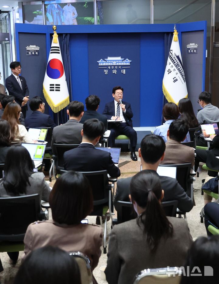 [서울=뉴시스] 조성봉 기자 = 이재명 대통령이 19일 청와대 춘추관을 방문해 기자들과 간담회를 하고 있다. 2026.10.19. suncho21@newsis.com