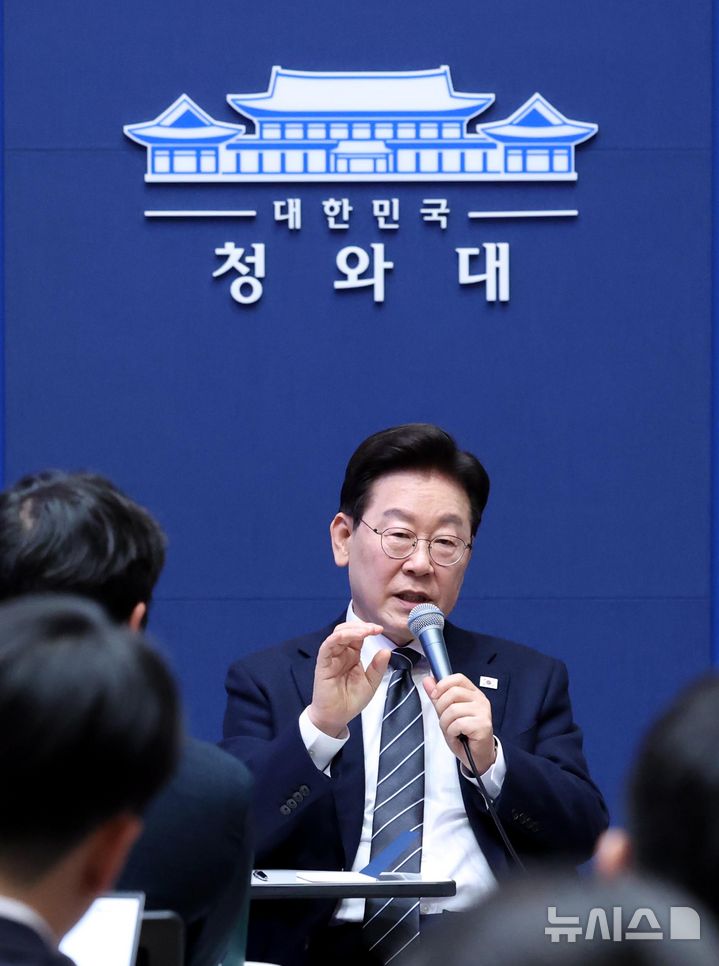 [서울=뉴시스] 조성봉 기자 = 이재명 대통령이 19일 청와대 춘추관을 방문해 기자들과 간담회를 하고 있다. 2026.10.19. suncho21@newsis.com