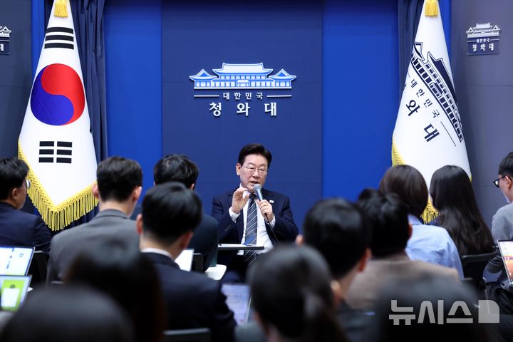 [서울=뉴시스] 조성봉 기자 = 이재명 대통령이 19일 청와대 춘추관을 방문해 기자들과 간담회를 하고 있다. 2026.10.19. suncho21@newsis.com