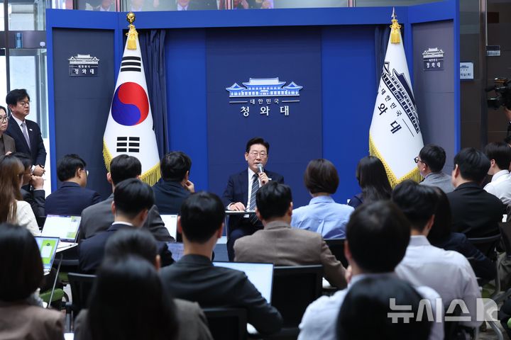 [서울=뉴시스] 조성봉 기자 = 이재명 대통령이 19일 청와대 춘추관을 방문해 기자들과 간담회를 하고 있다. 2026.10.19. suncho21@newsis.com