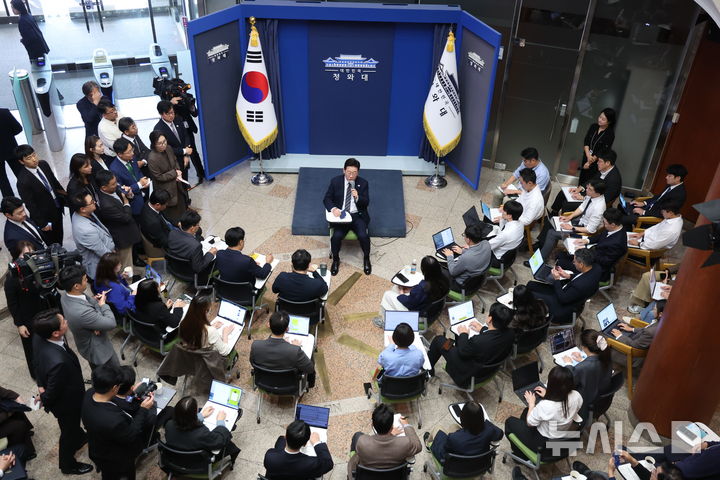 [서울=뉴시스] 조성봉 기자 = 이재명 대통령이 19일 청와대 춘추관을 방문해 기자들과 간담회를 하고 있다. 2026.10.19. suncho21@newsis.com