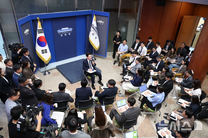 [서울=뉴시스] 조성봉 기자 = 이재명 대통령이 19일 청와대 춘추관을 방문해 기자들과 간담회를 하고 있다. 2026.10.19. suncho21@newsis.com