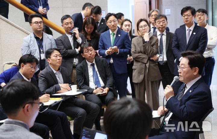 [서울=뉴시스] 조성봉 기자 = 이재명 대통령이 19일 청와대 춘추관을 방문해 기자들과 간담회를 하고 있다. 2026.10.19. suncho21@newsis.com