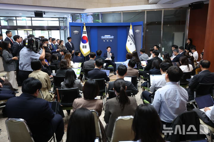 [서울=뉴시스] 조성봉 기자 = 이재명 대통령이 19일 청와대 춘추관을 방문해 기자들과 간담회를 하고 있다. 2026.10.19. suncho21@newsis.com