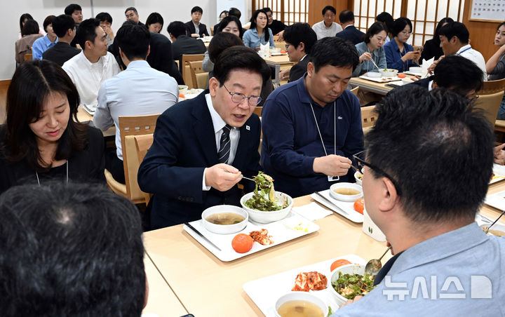 [서울=뉴시스] 조성봉 기자 = 이재명 대통령이 19일 청와대 춘추관 식당을 방문해 기자들과 오찬을 하고 있다. 2026.10.19. suncho21@newsis.com