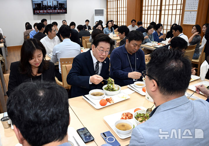 [서울=뉴시스] 조성봉 기자 = 이재명 대통령이 19일 청와대 춘추관 식당을 방문해 기자들과 오찬을 하고 있다. 2026.10.19. suncho21@newsis.com