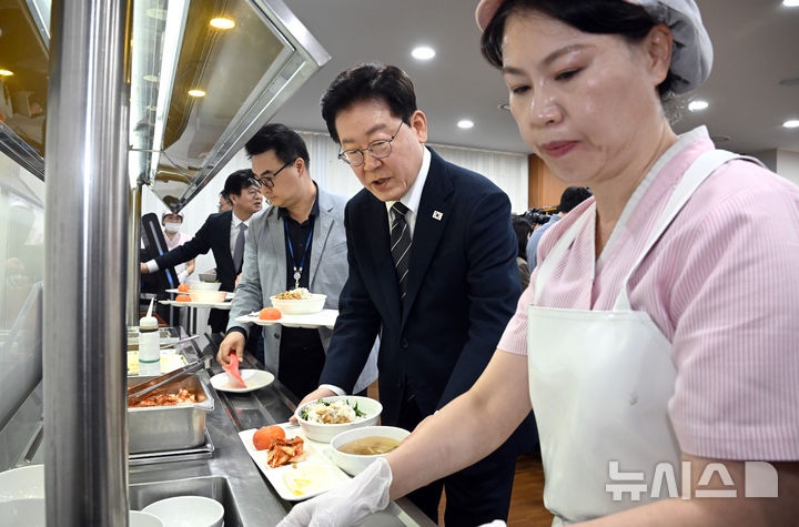 [서울=뉴시스] 조성봉 기자 = 이재명 대통령이 19일 청와대 춘추관 식당을 방문해 기자들과 오찬을 하기 위해 배식을 받고 있다. 2026.10.19. suncho21@newsis.com