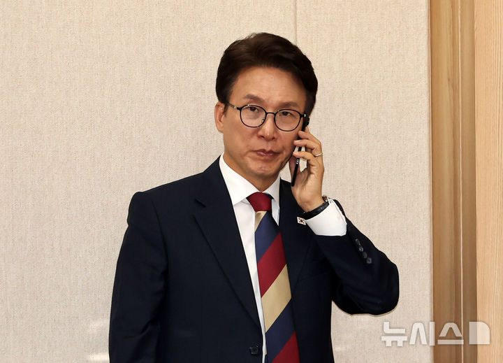 [계룡=뉴시스] 배훈식 기자 = 김민석 더불어민주당 대표가 19일 오전 충남 계룡시 계룡대에서 열린 국회 국방위원회의 육군본부 등에 대한 국정감사에서 누군가와 통화하고 있다. 2026.10.19. dahora83@newsis.com