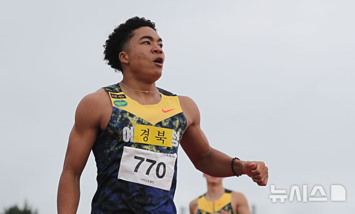 [서귀포=뉴시스] 우장호 기자 = 19일 제주 서귀포시 강창학경기장에서 열린 제107회 전국체육대회 육상 남자 200m 결승에서 나마디 조엘진(경북)이 1위로 결승선을 통과한 후 기록판을 바라보고 있다. 조엘진은 전날 열린 남자 일반부 100m 결승에서 10초35의 기록으로 1위에 올라 대회 2관왕을 달성, 2년 연속 3관왕을 향해 달리고 있다. 2026.10.19. woo1223@newsis.com