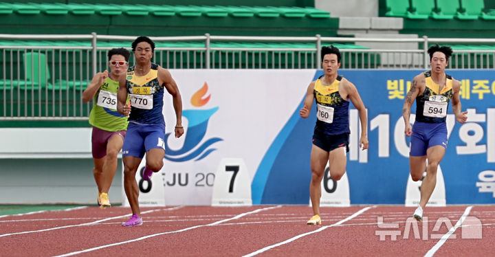 [서귀포=뉴시스] 우장호 기자 = 19일 제주 서귀포시 강창학경기장에서 열린 제107회 전국체육대회 육상 남자 200m 결승에서 나마디 조엘진(경북)이 역주하고 있다. 조엘진은 전날 열린 남자 일반부 100m 결승에서 10초35의 기록으로 1위에 올라 대회 2관왕을 달성, 2년 연속 3관왕을 향해 달리고 있다. 2026.10.19. woo1223@newsis.com