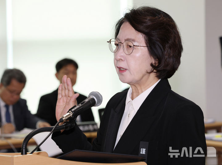 [수원=뉴시스] 김종택 기자 = 추미애 경기도지사가 19일 경기 수원시 경기도청에서 열린 국회 국토교통위원회의 경기도에 대한 국정감사에서 증인선서를 하고 있다. 2026.10.19. jtk@newsis.com