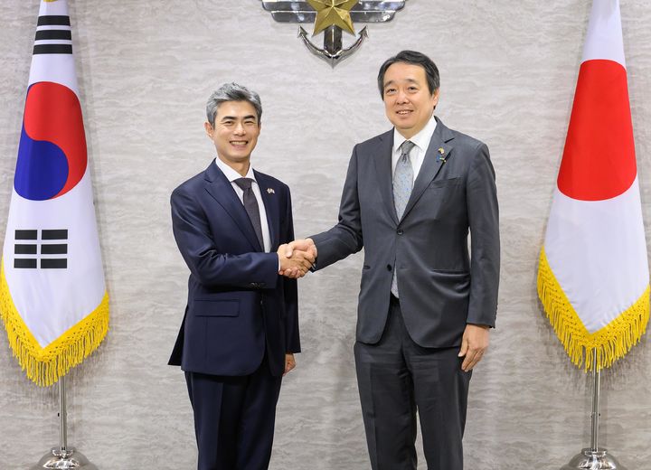 [서울=뉴시스] 강신철 국방부 장관이 19일 오후 서울 용산구 국방부에서 미즈시마 고이치 주한일본대사를 접견해 기념촬영 하고 있다. (사진=국방부 제공) 2026.10.19. photo@newsis.com *재판매 및 DB 금지