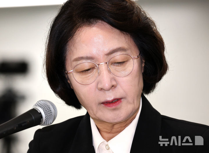 [수원=뉴시스] 김종택 기자 = 추미애 경기도지사가 19일 경기 수원시 경기도청에서 열린 국회 국토교통위원회의 경기도에 대한 국정감사에서 자료를 살펴보고 있다. 2026.10.19. jtk@newsis.com