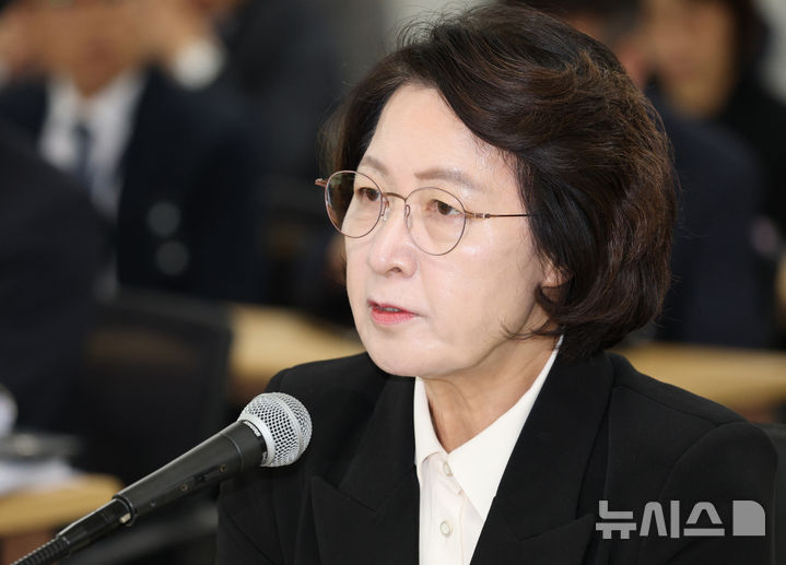 [수원=뉴시스] 김종택 기자 = 추미애 경기도지사가 19일 경기 수원시 경기도청에서 열린 국회 국토교통위원회의 경기도에 대한 국정감사에서 의원 질의에 답변하고 있다. 2026.10.19. jtk@newsis.com