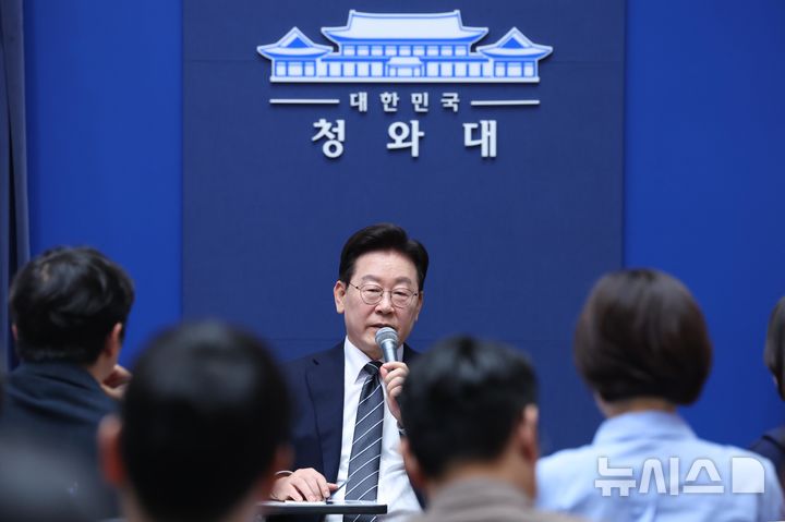 [서울=뉴시스] 조성봉 기자 = 이재명 대통령이 19일 청와대 춘추관을 방문해 기자들과 간담회를 하고 있다. 2026.10.19. suncho21@newsis.com
