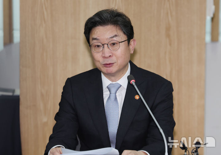 [서울=뉴시스] 조수정 기자 = 이억원 금융위원장이 19일 오후 서울 종로구 생명보험교육문화센터에서 열린 보험업권 시니어 취약계층 통합지원을 위한 업무협약식에서 인사말 하고 있다. 2026.10.19. chocrystal@newsis.com