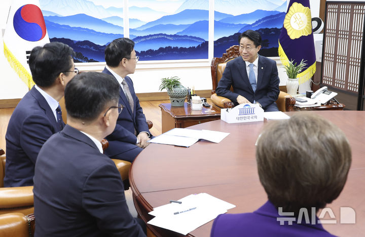 [서울=뉴시스] 최진석 기자 = 조정식 국회의장이 19일 여의도 국회 의장 집무실에서 교육감협의회 회장인 정근식 서울시 교육감을 비롯한 교육감협의회 임원단과 접견하고 있다. 2026.10.19. myjs@newsis.com