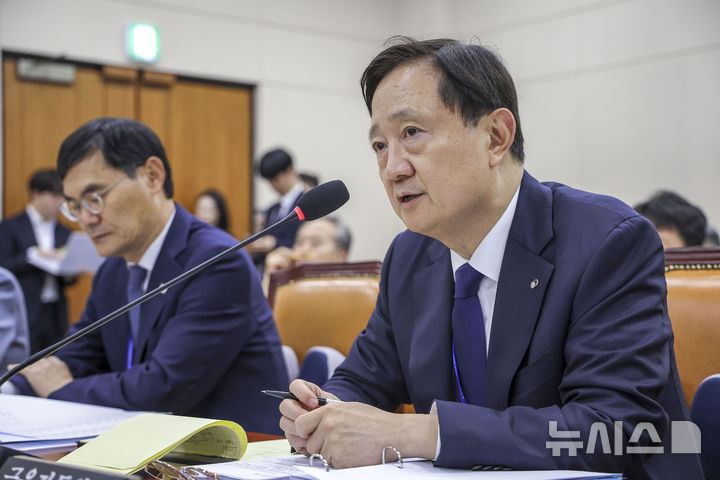 [서울=뉴시스] 정병혁 기자 = 이찬진 금융감독원장이 19일 서울 여의도 국회에서 열린 정무위원회의 금융감독원 등에 대한 국정감사에서 질문에 답하고 있다. 2026.10.19. jhope@newsis.com