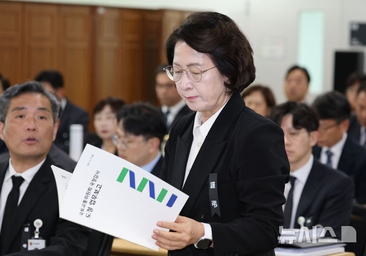 [수원=뉴시스] 김종택 기자 = 추미애 경기도지사가 19일 경기 수원시 경기도청에서 열린 국회 국토교통위원회 경기도 국정감사에서 업무보고를 하기 위해 발언대로 이동하고 있다. 2026.10.19. jtk@newsis.com