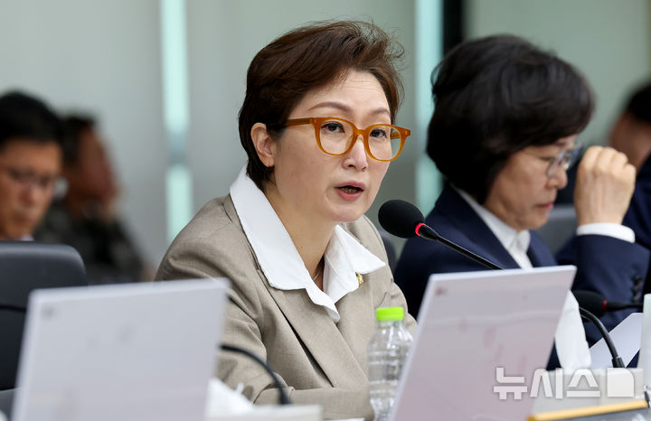 [대구=뉴시스] 이무열 기자 = 이언주 더불어민주당 의원이 19일 대구 동구 한국가스공사 본사에서 열린 2026년도 국회 산자중기위원회의 한국가스공사, 한국석유공사, 강원랜드, 대한석탄공사, 한국가스기술공사, 한국가스안전공사, 한국석유관리원, 한국광해광업공단에 대한 국정감사에서 질의하고 있다. 2026.10.19. lmy@newsis.com