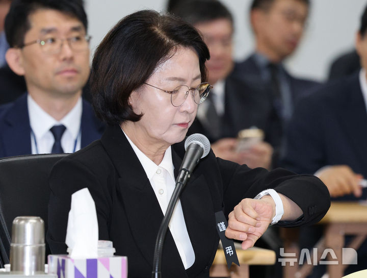 [수원=뉴시스] 김종택 기자 = 추미애 경기도지사가 19일 경기 수원시 경기도청에서 열린 국회 국토교통위원회의 경기도에 대한 국정감사에서 시계를 보고 있다. 2026.10.19. jtk@newsis.com