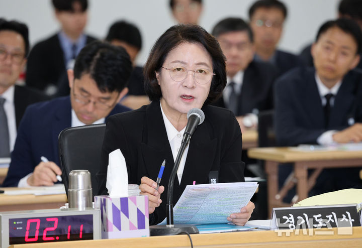 [수원=뉴시스] 김종택 기자 = 추미애 경기도지사가 19일 경기 수원시 경기도청에서 열린 국회 국토교통위원회의 경기도에 대한 국정감사에서 의원 질의에 답변하고 있다. 2026.10.19. jtk@newsis.com