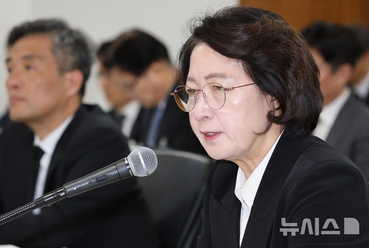 [수원=뉴시스] 김종택 기자 = 추미애 경기도지사가 19일 경기 수원시 경기도청에서 열린 국회 국토교통위원회의 경기도에 대한 국정감사에서 의원 질의에 답변하고 있다. 2026.10.19. jtk@newsis.com