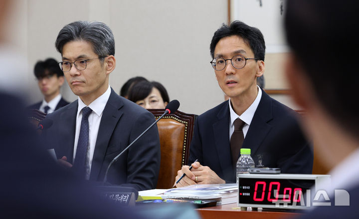 [서울=뉴시스] 고범준 기자 = 정용환 서울광역공소청장 직무대리가 19일 서울 여의도 국회에서 열린 법제사법위원회 국정감사(서울광역공소청 등)에서 의원 질의에 답변하고 있다. 왼쪽은 박철우 서울중앙지방공소청장. 2026.10.19. bjko@newsis.com