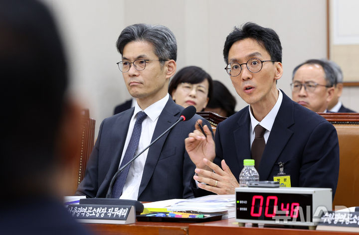 [서울=뉴시스] 고범준 기자 = 정용환 서울광역공소청장 직무대리가 19일 서울 여의도 국회에서 열린 법제사법위원회 국정감사(서울광역공소청 등)에서 의원 질의에 답변하고 있다. 왼쪽은 박철우 서울중앙지방공소청장. 2026.10.19. bjko@newsis.com