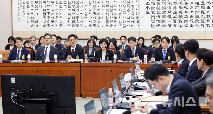 [서울=뉴시스] 고범준 기자 = 정용환 서울광역공소청장 직무대리가 19일 서울 여의도 국회에서 열린 법제사법위원회 국정감사(서울광역공소청 등)에서 의원 질의에 답변하고 있다. 2026.10.19. bjko@newsis.com