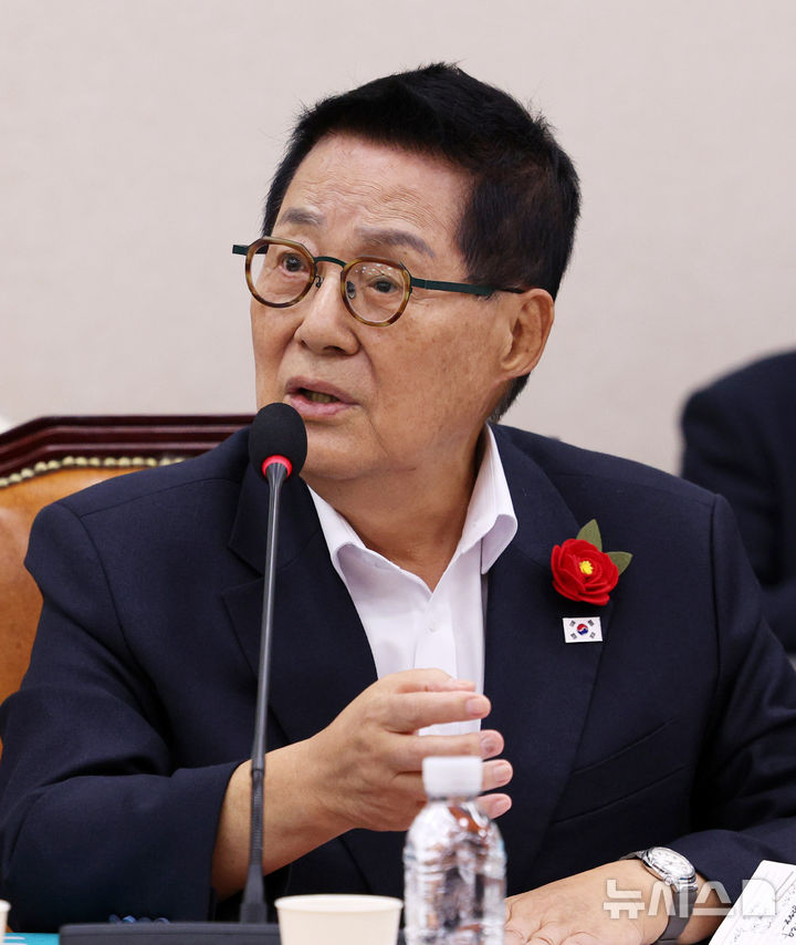[서울=뉴시스] 고범준 기자 = 박지원 더불어민주당 의원이 19일 서울 여의도 국회에서 열린 법제사법위원회 국정감사(서울광역공소청 등)에서 질의를 하고 있다. 2026.10.19. bjko@newsis.com