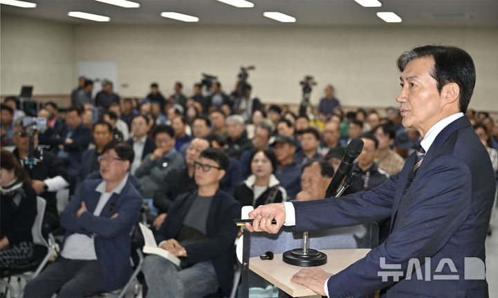 [장성=뉴시스] 양시원 기자 = 조국 조국혁신당 혁신정책연구원 원장이 19일 전남광주 장성군 장성가족센터에서 열린 '불평등을 이기는 민생·복지메가프로젝트' 특별강연에서 발언하고 있다. 2026.10.19. goodwrite97@newsis.com