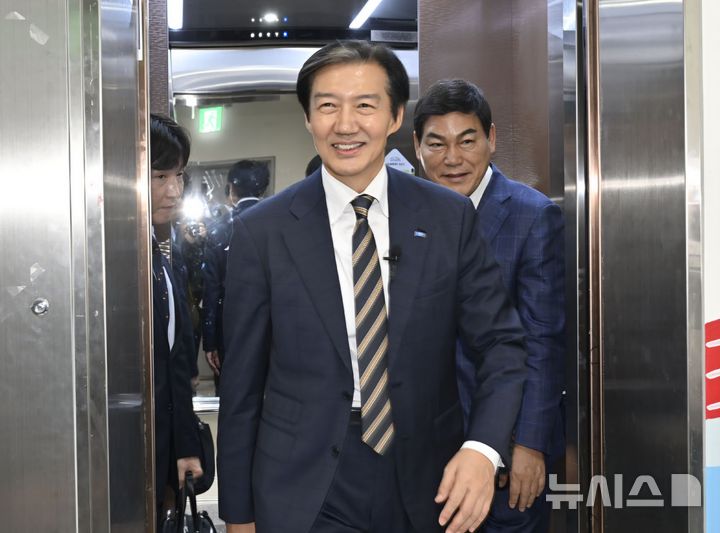[장성=뉴시스] 양시원 기자 = 조국 조국혁신당 혁신정책연구원 원장이 지난 19일 전남광주 장성군 장성가족센터에서 열리는 '불평등을 이기는 민생·복지메가프로젝트' 특별강연을 위해 이동하고 있다. 2026.10.19. goodwrite97@newsis.com