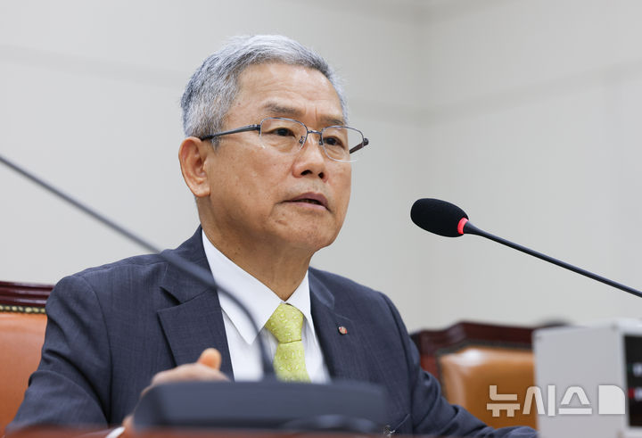 [서울=뉴시스] 김근수 기자 = 김동철 한국전력공사 사장이 19일 오후 서울 여의도 국회에서 열린 기후에너지환경노동위원회 국정감사에서 질의에 답하고 있다. 2026.10.19. ks@newsis.com