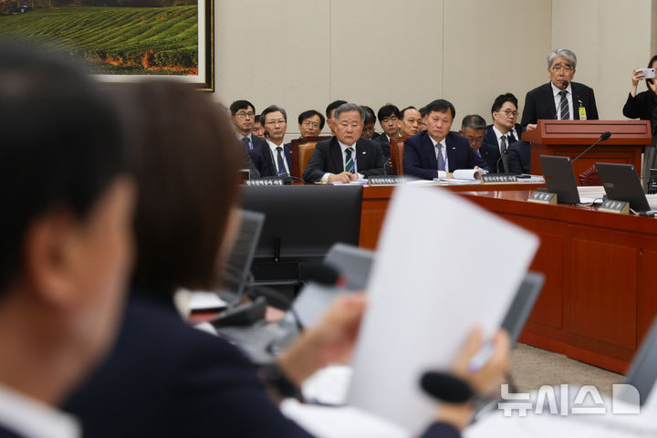 [서울=뉴시스] 김근수 기자 = 하동근 한국지역난방공사 사장이 19일 오후 서울 여의도 국회에서 열린 기후에너지환경노동위원회 국정감사에서 나경원 국민의힘 의원의 자기소개서 관련 질의에 답하고 있다. 2026.10.19. ks@newsis.com