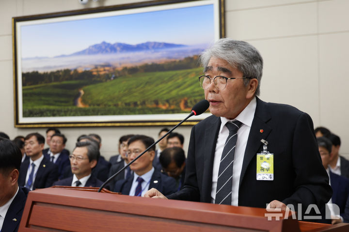 [서울=뉴시스] 김근수 기자 = 하동근 한국지역난방공사 사장이 19일 오후 서울 여의도 국회에서 열린 기후에너지환경노동위원회 국정감사에서 질의에 답하고 있다. 2026.10.19. ks@newsis.com