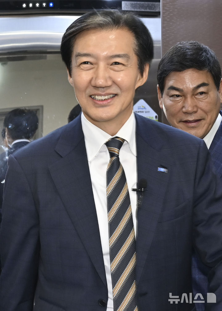 [장성=뉴시스] 양시원 기자 = 조국 조국혁신당 혁신정책연구원 원장이 지난 19일 전남광주 장성군 장성가족센터에서 열리는 '불평등을 이기는 민생·복지메가프로젝트' 특별강연을 위해 이동하고 있다. 2026.10.19. goodwrite97@newsis.com