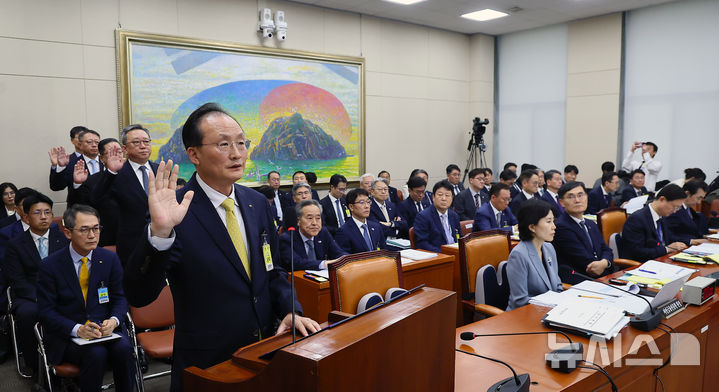 [서울=뉴시스] 정병혁 기자 = 이환주 KB국민은행장을 비롯한 주요 은행장들이 19일 국회에서 열린 금융감독원 등에 대한 국정감사에서 증인 선서를 하고 있다. 이날 국정감사에는 이환주 KB국민은행장과 정상혁 신한은행장, 이호성 하나은행장, 정진완 우리은행장, 강태영 NH농협은행장이 출석했다. (공동취재) 2026.10.19. photo@newsis.com