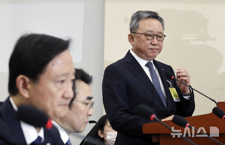 [서울=뉴시스] 최진석 기자 = 정상혁 신한은행장이 19일 여의도 국회에서 열린 정무위원회의 금융감독원등에 대한 국정감사에 출석해 의원 질의를 듣고 있다. 왼쪽부터 이찬진 금융감독원장, 이세훈 수석부원장, 정 은행장. 2026.10.19. myjs@newsis.com