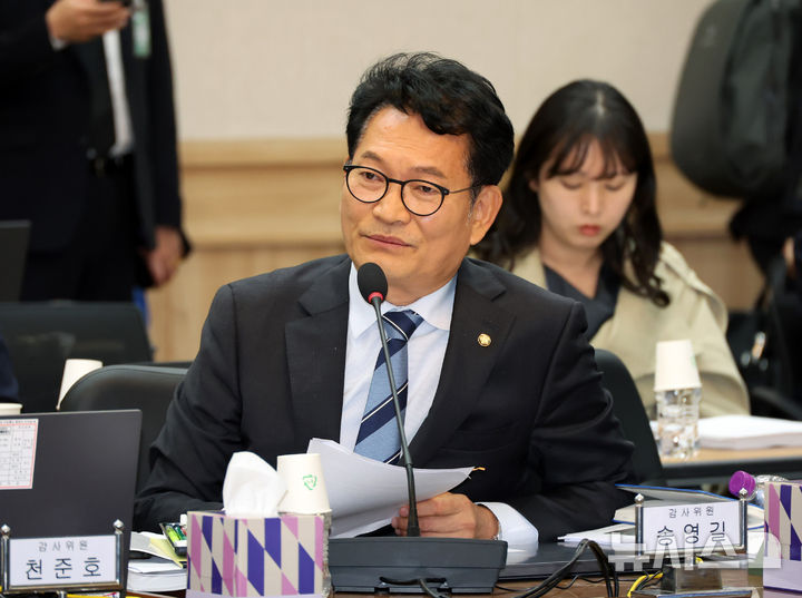 [계룡=뉴시스] 배훈식 기자 = 송영길 더불어민주당 의원이 19일 오후 충남 계룡시 계룡대에서 열린 국회 국방위원회의 육군본부 등에 대한 국정감사에서 질의하고 있다. 2026.10.19. dahora83@newsis.com