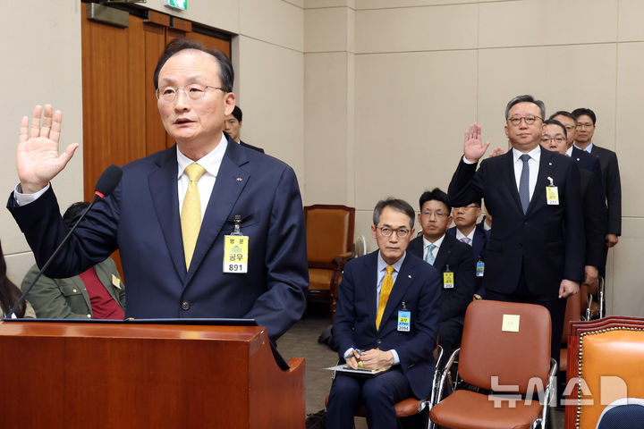 [서울=뉴시스] 정병혁 기자 = 이환주 KB국민은행장을 비롯한 주요 은행장들이 19일 서울 여의도 국회에서 열린 정무위원회(금융감독원 등) 국정감사에서 증인 선서를 하고 있다.이날 국정감사에는 이환주 KB국민은행장과 정상혁 신한은행장, 이호성 하나은행장, 정진완 우리은행장, 강태영 NH농협은행장이 출석했다. (공동취재) 2026.10.19. photo@newsis.com
