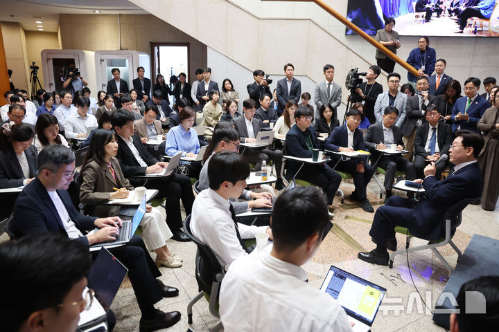 [서울=뉴시스] 조성봉 기자 = 이재명 대통령이 19일 청와대 춘추관을 방문해 기자들과 간담회를 하고 있다. 2026.10.19. suncho21@newsis.com