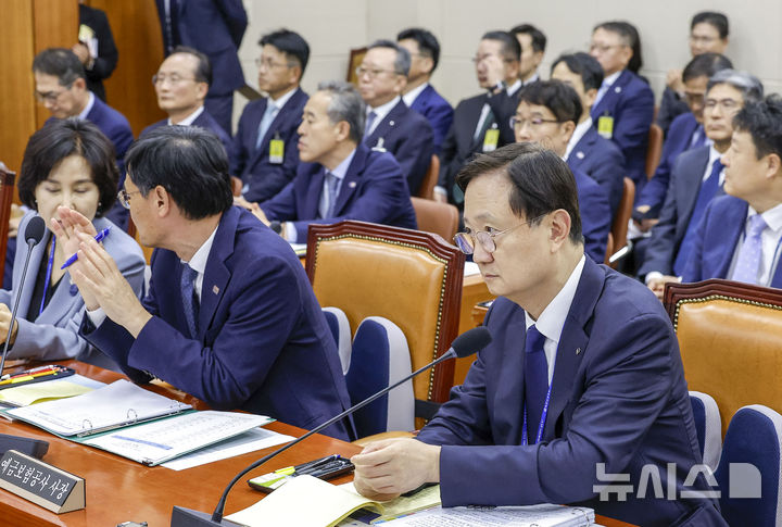 [서울=뉴시스] 정병혁 기자 = 이찬진 금융감독원장이 19일 서울 여의도 국회에서 열린 정무위원회의 금융감독원 등에 대한 국정감사에서 증인으로 출석한 시중은행장 앞으로 지나고 있다. 2026.10.19. jhope@newsis.com