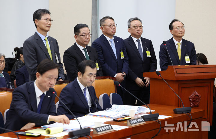 [서울=뉴시스] 고범준 기자 = 강태영(왼쪽부터) NH농협은행장, 정상혁 신한은행장, 이호성 하나은행장, 정진완 우리은행장, 이환주 KB국민은행장이 19일 서울 여의도 국회에서 열린 정무위원회 국정감사(금융감독원 등)에서 이찬진 금융감독원장의 발언을 듣고 있다. 2026.10.19. bjko@newsis.com