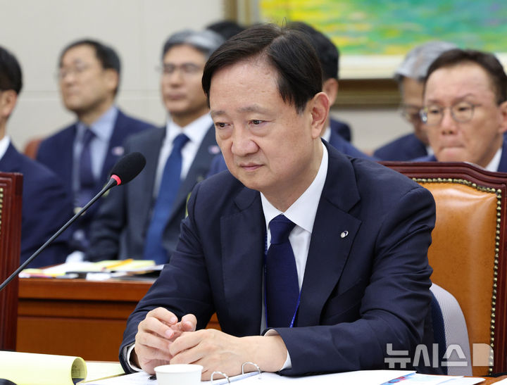 [서울=뉴시스] 고범준 기자 = 이찬진 금융감독원장이 19일 서울 여의도 국회에서 열린 정무위원회 국정감사(금융감독원 등)에서 의원 질의를 듣고 있다. 2026.10.19. bjko@newsis.com