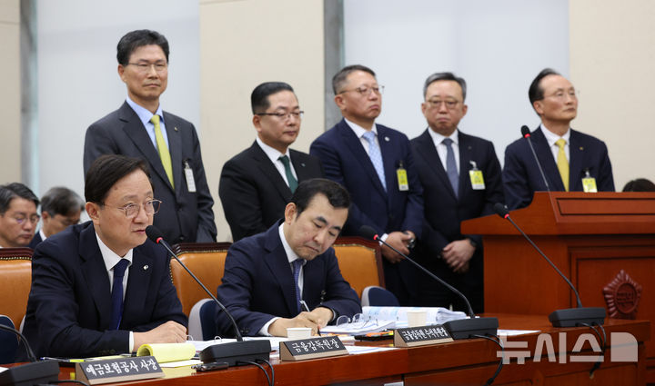 [서울=뉴시스] 고범준 기자 = 이찬진 금융감독원장이 19일 서울 여의도 국회에서 열린 정무위원회 국정감사(금융감독원 등)에서 의원 질의에 답변하고 있다.뒷쪽 왼쪽부터 강태영(왼쪽부터) NH농협은행장, 정상혁 신한은행장, 이호성 하나은행장, 정진완 우리은행장, 이환주 KB국민은행장. 2026.10.19. bjko@newsis.com