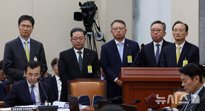 [서울=뉴시스] 고범준 기자 = 강태영(왼쪽부터) NH농협은행장, 정상혁 신한은행장, 이호성 하나은행장, 정진완 우리은행장, 이환주 KB국민은행장이 19일 서울 여의도 국회에서 열린 정무위원회 국정감사(금융감독원 등)에서 의원 질의를 듣고 있다. 2026.10.19. bjko@newsis.com