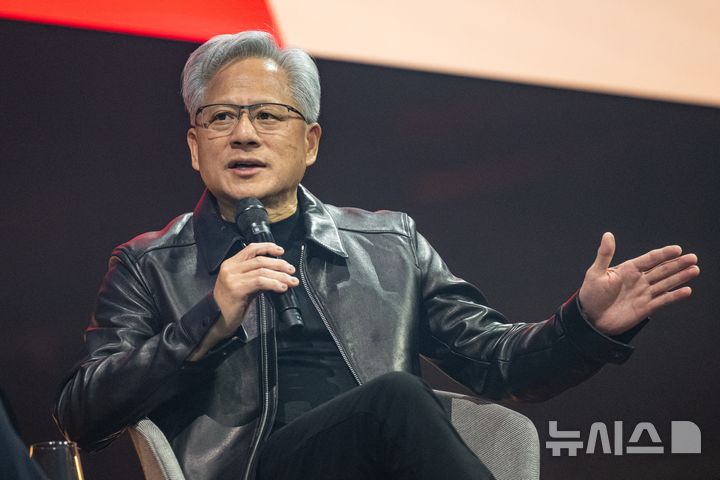 [베를린=AP/뉴시스] 젠슨 황 엔비디아 최고경영자(CEO)가 19일(현지 시간) 독일 베를린에서 열린 ‘독일 투자 서밋’(인베스트 인 저머니 서밋) 개막식에서 발언하고 있다. 젠슨 황은 "디지털 기술이 기존 제조업을 대체하는 것이 아니라 경쟁력을 높이는 수단이 될 것"이라며 "전자가 원자를 대체할 수 없듯이 인공지능(AI)은 우리의 역량을 강화할 뿐 대체하지 못한다. 따라서 이 기술을 적극 활용해야 한다"라고 말했다. 2026.10.20.