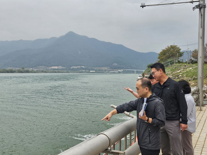 [창원=뉴시스]낙동강환경청, 낙동강 녹조 현장 점검.(사진=낙동강청 제공) 2026.10.20.photo@newsis.com *재판매 및 DB 금지